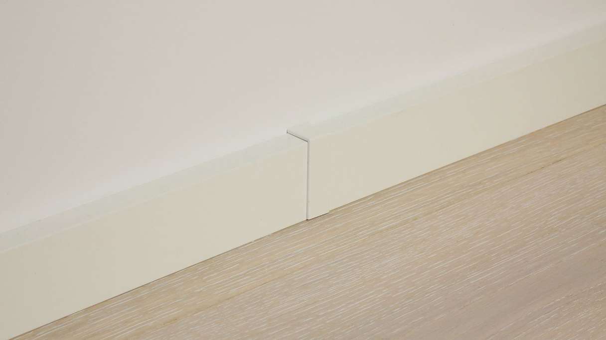 Pièce de jonction autocollante pour plinthe F100201M Modern White 18 x 50 mm - 2pcs.