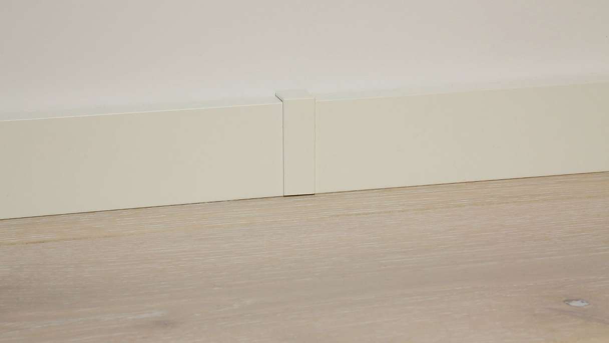Pièce de jonction autocollante pour plinthe F100201M Modern White 18 x 50 mm - 2pcs.