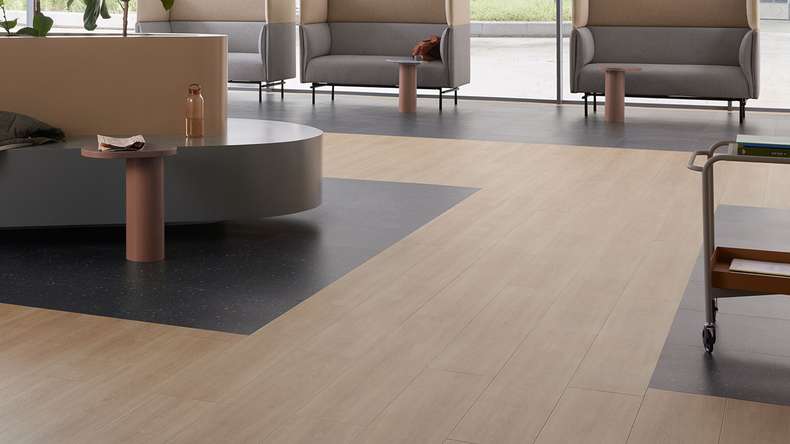 Vinyle adhésif planeo - SilentIQ Wood 2 en 1 pour usage professionnel Rovenza | Isolation phonique intégrée (F-DW-SIQ-7080)
