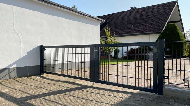Porte universelle planeo lourde 2 vantaux asymétriques anthracite H 1600 x L 3450 poteaux de porte inclus