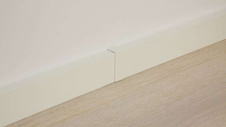 Pièce de raccord autocollante pour plinthe F100202M Modern White 18 x 80 mm
