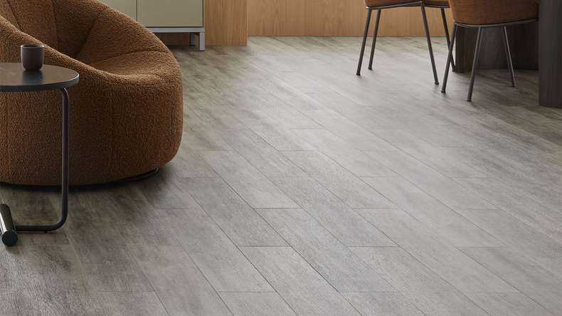 Vinyle adhésif planeo - SilentIQ Wood 2 en 1 pour usage professionnel Alveza | Isolation phonique intégrée (F-DW-SIQ-17080)