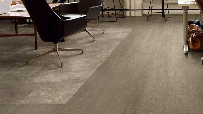 Gerflor vinyle à coller - Creation 55 Lounge Oak Chestnut | Grain synchronisé
