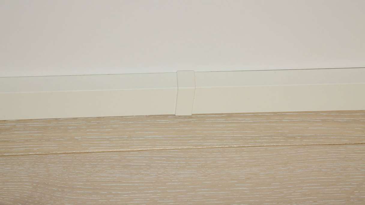 Pièce de jonction autocollante pour plinthe F100201M Modern White 18 x 50 mm - 2pcs.