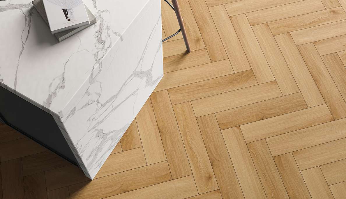Vinyle rigide à clipser planeo - SolutionX 2 en 1, motif à chevrons, chêne doré