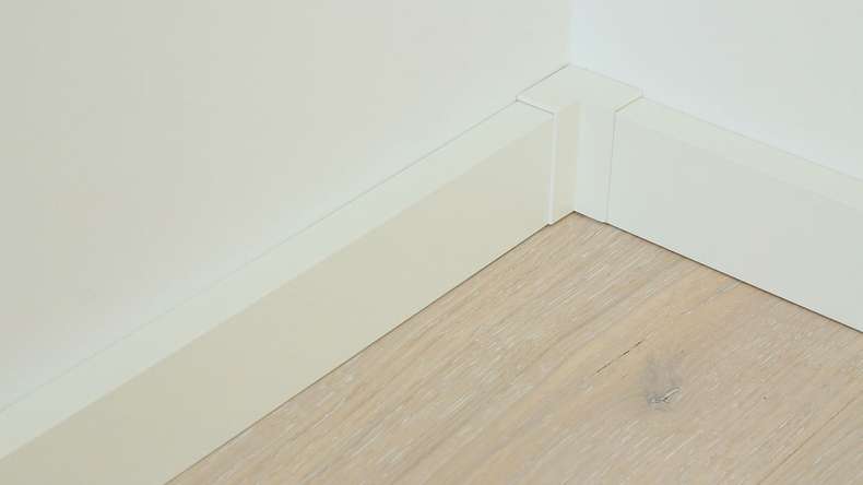 Angle intérieur auto-adhésif pour plinthe F100202M Modern White 18 x 80 mm
