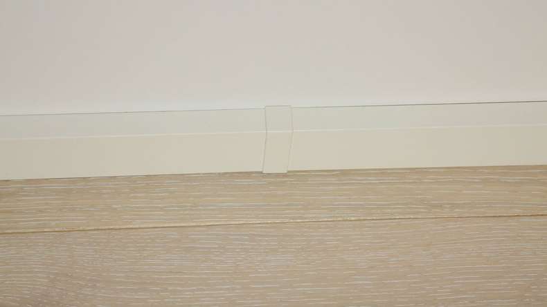Pièce de jonction autocollante pour plinthe F100201M Modern White 18 x 50 mm - 2pcs.