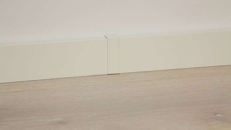 Pièce de raccord autocollante pour plinthe F100202M Modern White 18 x 80 mm
