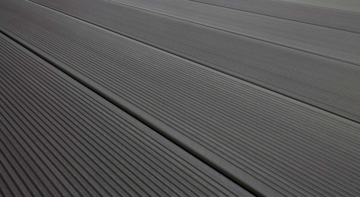 TitanWood Kit complet - 4m lame massive rainurée structure gris foncé 8,2m² compris UK alu