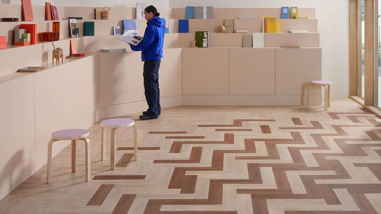 Vinyle adhésif planeo - SilentIQ Wood 2 en 1 pour usage professionnel Marvessa | Isolation phonique intégrée (F-DW-SIQ-16080)