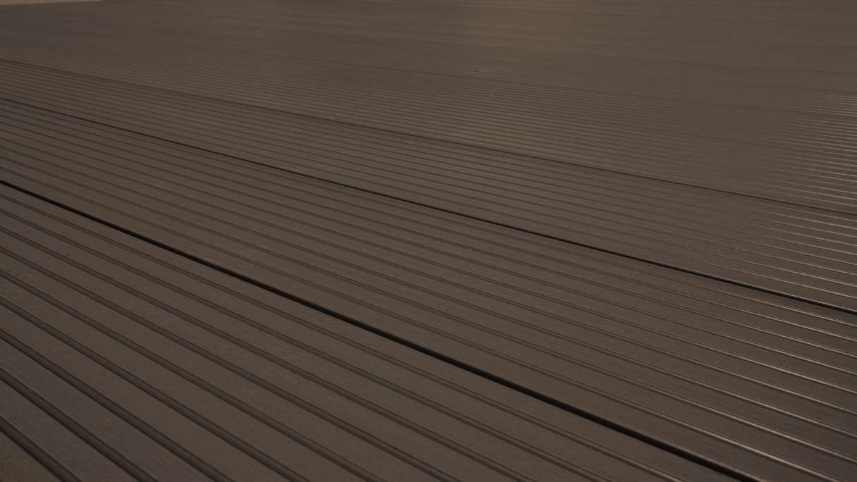 TitanWood Kit complet - 4m lame à âme creuse structure rainurée brun foncé 41 2m² compris UK alu