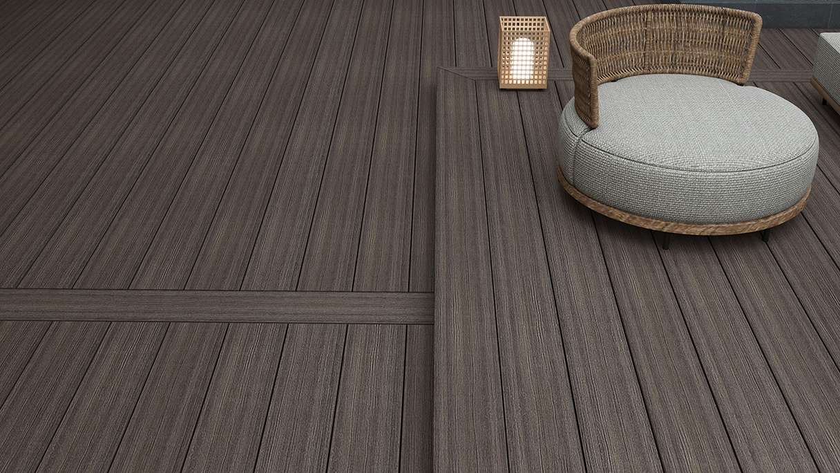 planeo MAXLine Antik - Planche de terrasse WPC CoEx gainée XL massif - brun foncé 3m rustique structuré/lisse brossé