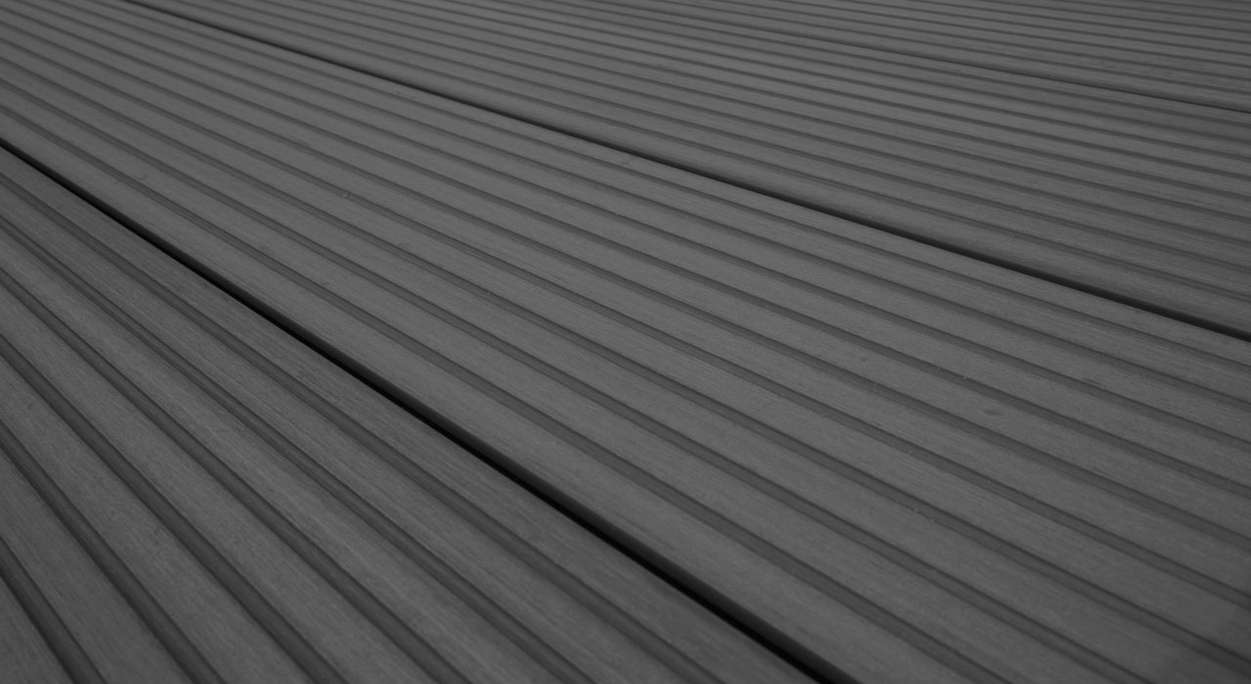 TitanWood Kit complet - 4m lame massive rainurée structure gris foncé 8,2m² compris UK alu