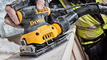 DeWalt ponceuse vibrante 108x115mm 230Watt