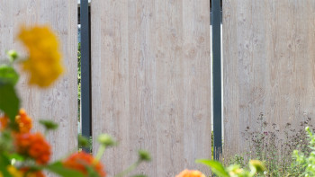 planeo Gardence Resistant - Clôture pare-vue HPL sur chant - aspect bois 90 x 180cm
