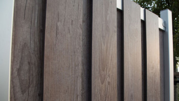 planeo Premo - clôture préfabriquée en HPL aspect bois debout 90 x 180 cm