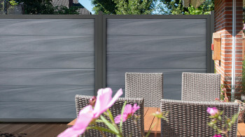 planeo Viento - clôture de jardin carrée gris pierre co-extrudée avec cadre en aluminium anthracite